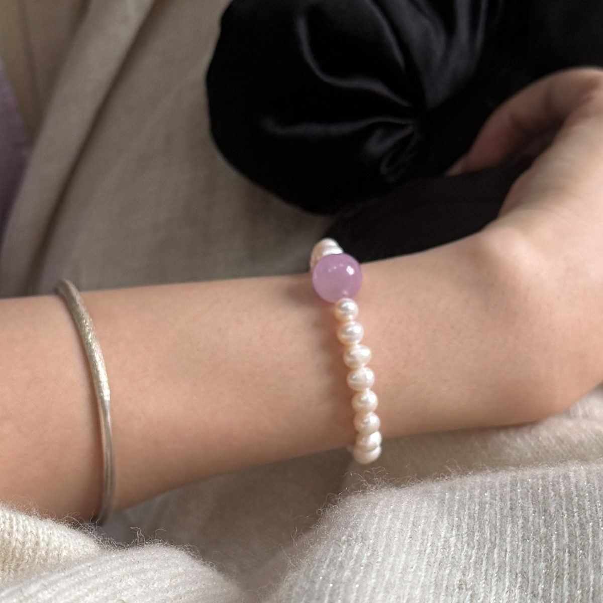 Pulsera minimalista de perlas de agua dulce violetas y gemas_voghion.com