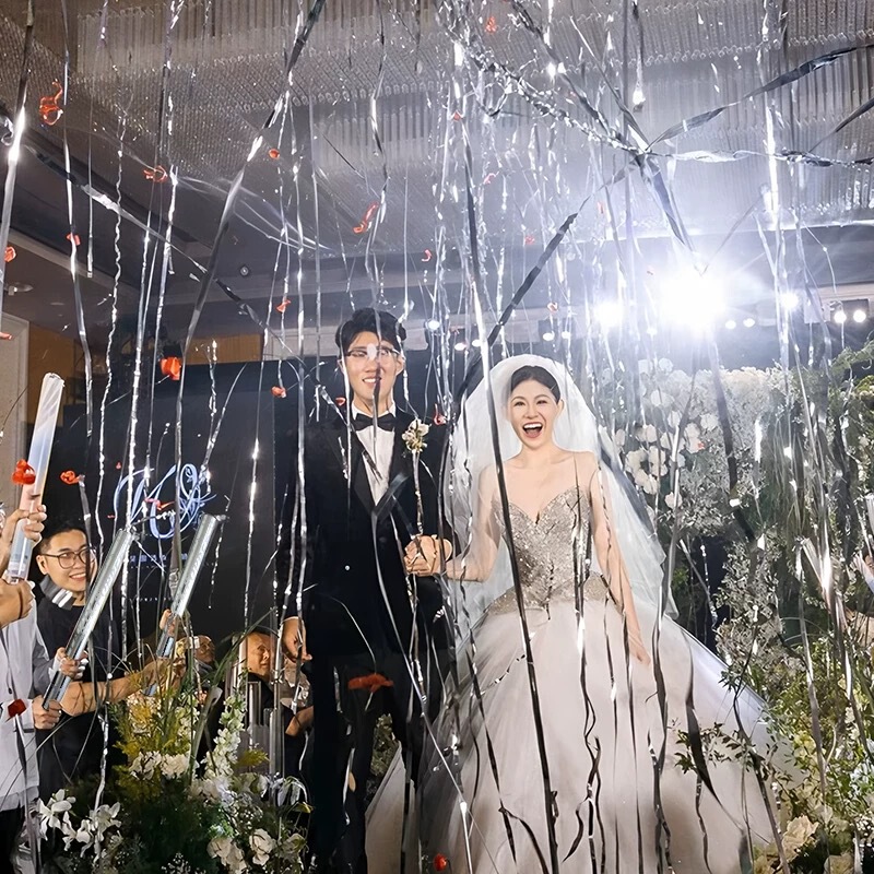 銀リボンの礼砲結婚の礼儀の筒の銀色のリボンの流星の雨の礼儀の筒の結婚式の結婚祝いの雰囲気の道具の礼砲|undefined