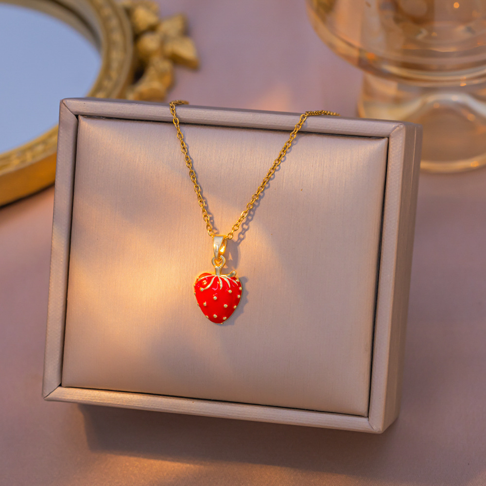 Collar de clavícula con fresas de esmalte – pequeño, fresco, dulce, frutal, de nicho