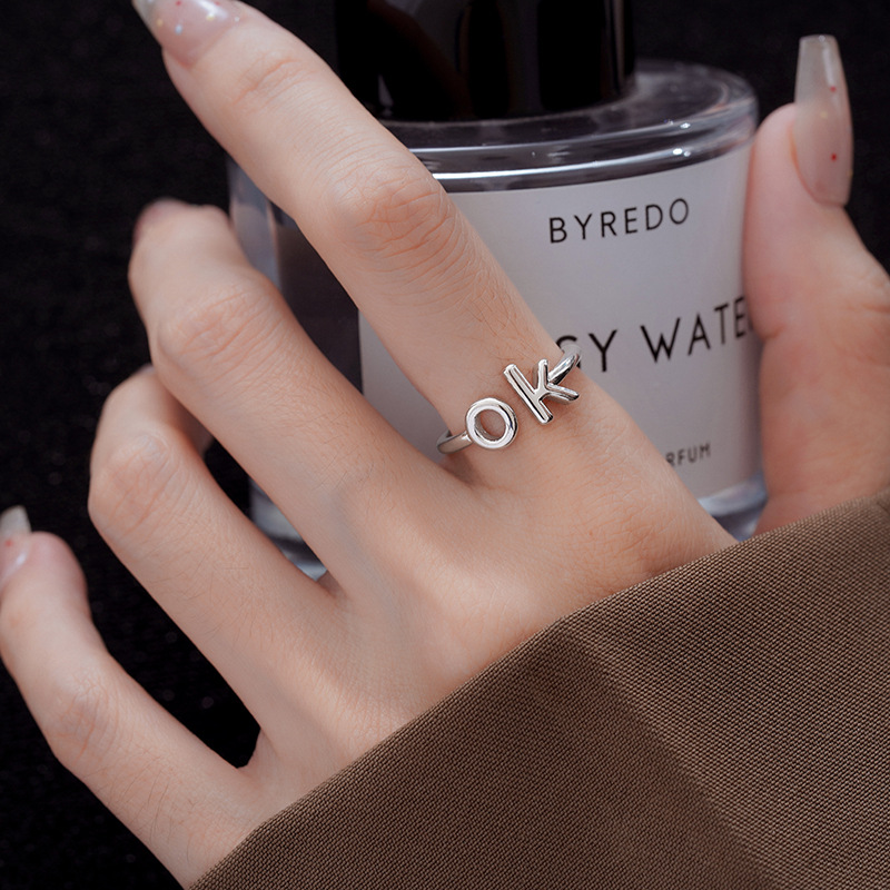 Funkelnder Ring für Damen, mit romantischem Flair gefertigt. Elegant und komfortabel, entworfen, um Ihren Charme zu unterstreichen. Ein dezentes und dennoch atemberaubendes Schmuckstück für Verabredungen._voghion.com