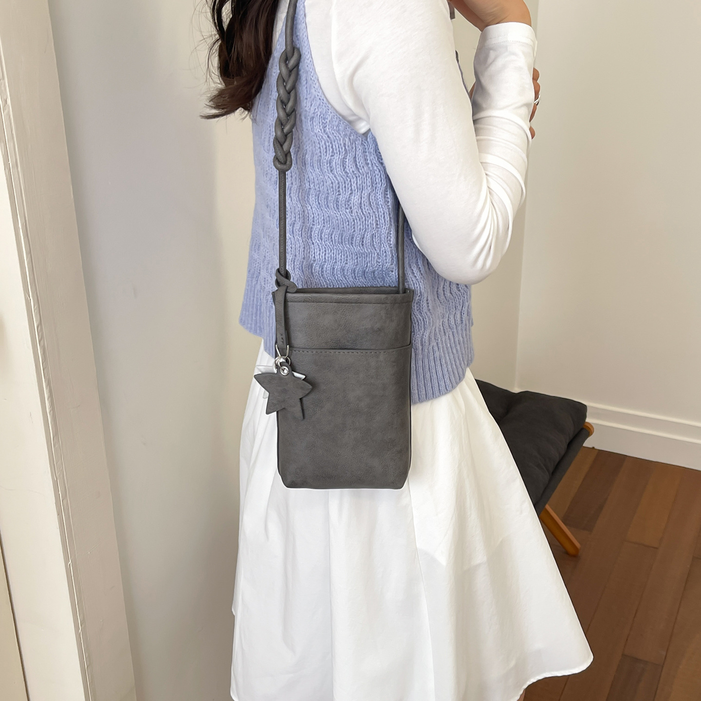 La versión coreana de nicho de color sólido bolso de teléfono móvil para mujeres 2026 verano nuevo pequeño y ligero bolso de hombro pequeño