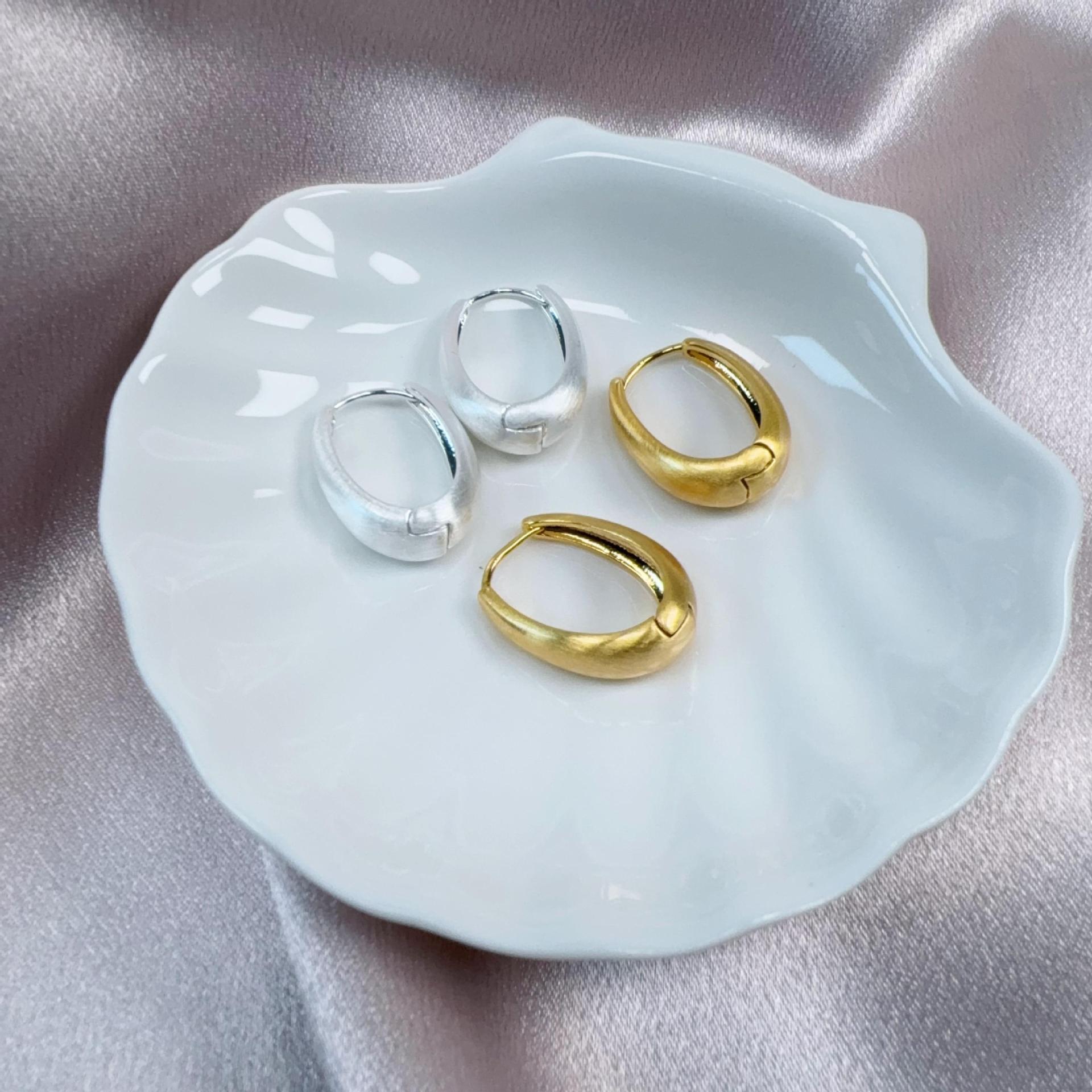 Retro golden brand elegant earrings