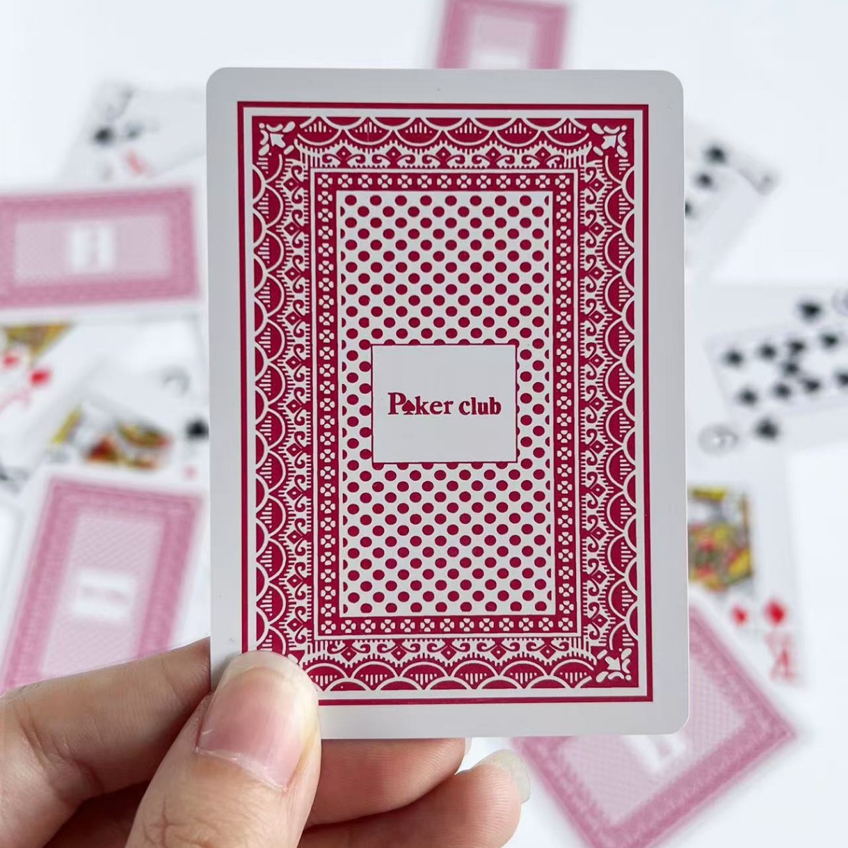 Las cartas de póquer de plástico esmerilado de tarjeta ancha de Texas se pueden lavar, impresión de caracteres grandes, póquer de PVC, rojo y negro, dos colores, comercio exterior opcional