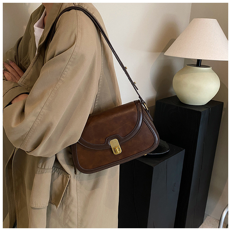 Women's Medium Pu Leather Color Block Vintage Style Flip Cover Shoulder Bag display picture 9
