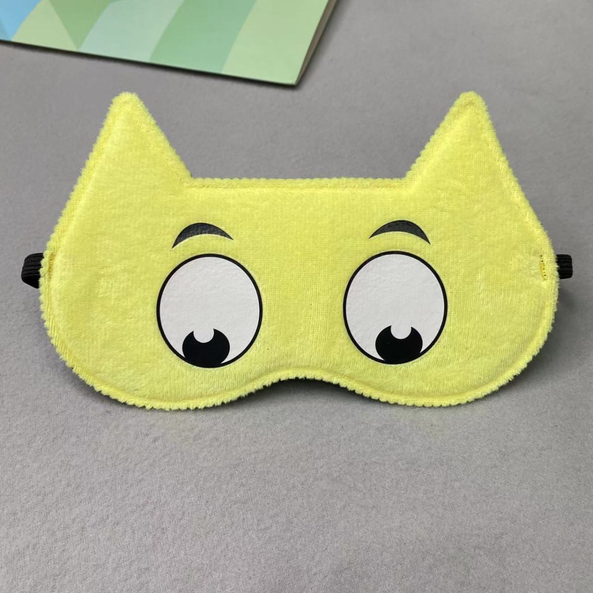 노란 둥근 눈 고양이