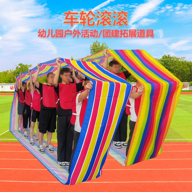 Колесная группа строит игры на открытом воздухе