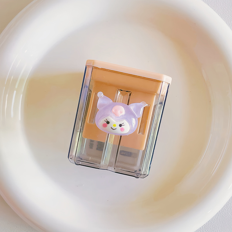 漫画の二重穴の学生のかわいい携帯の筆を回転する刀の子供の太い鉛筆は筆を削ります。|undefined
