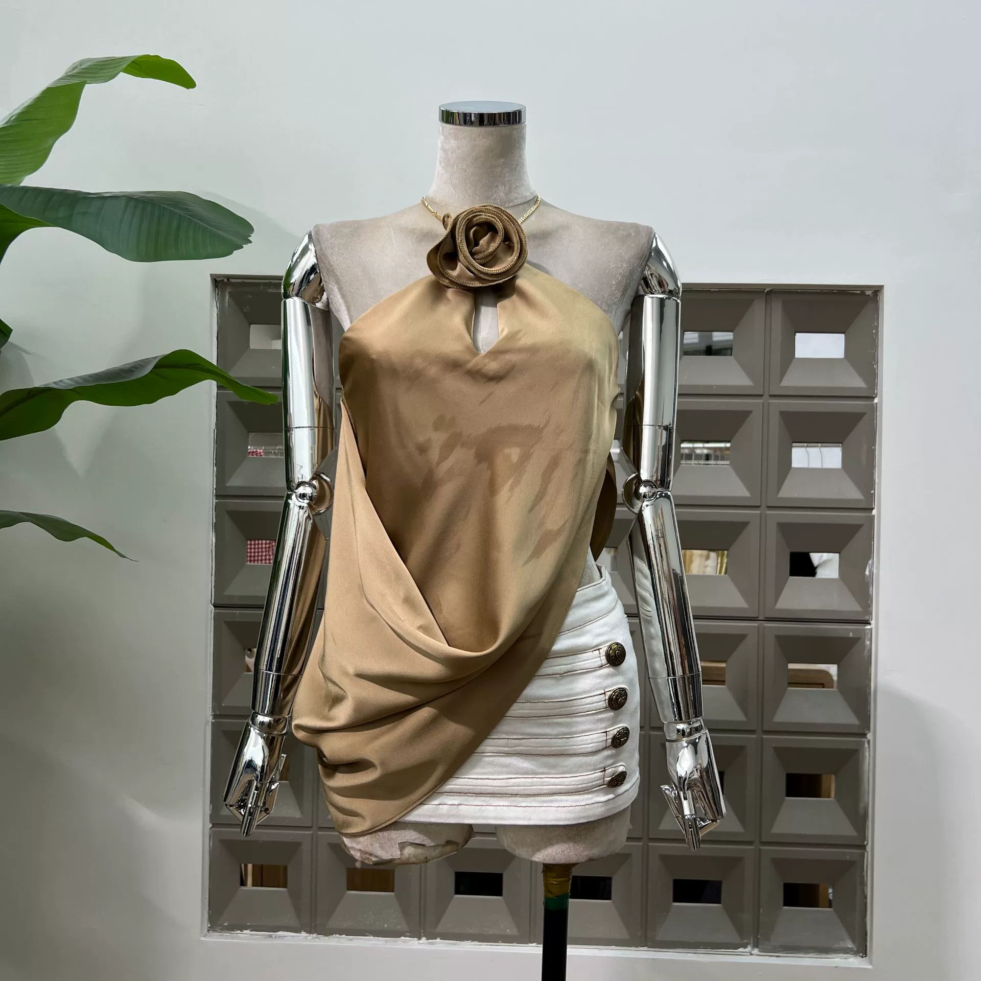 Асимметричный топ с металлической цепочкой Amazon и эластичной двубортной ультракороткой юбкой, сексуальный костюм