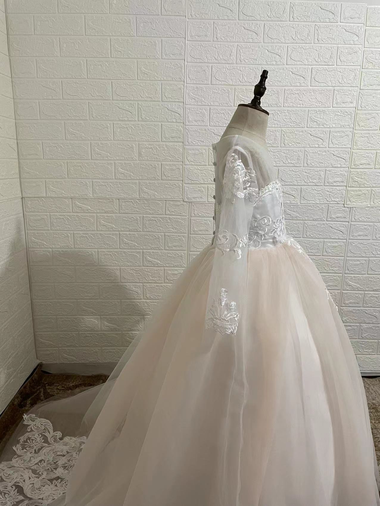 Robe de princesse pour fille avec traîne pour cérémonie_voghion.com