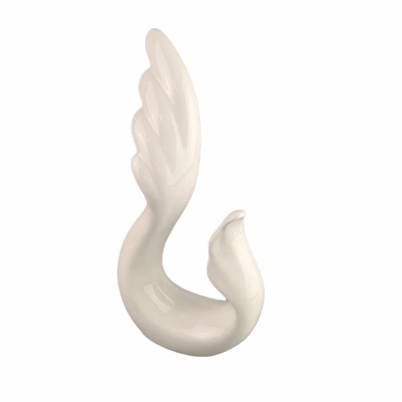 Adornos de plumas blancas