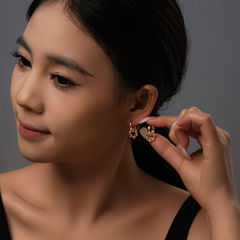 Xuping nuevo estilo de moda, dos perfiles de estilo retro nicho de diseño floral aretes de aretes de círculo geométrico para mujeres