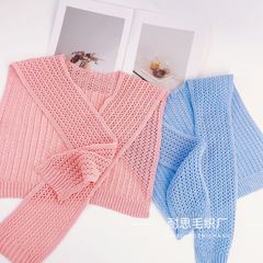 夏の起爆マントの女性はエアコンルームの肩に肩をかけて肩を保護します。