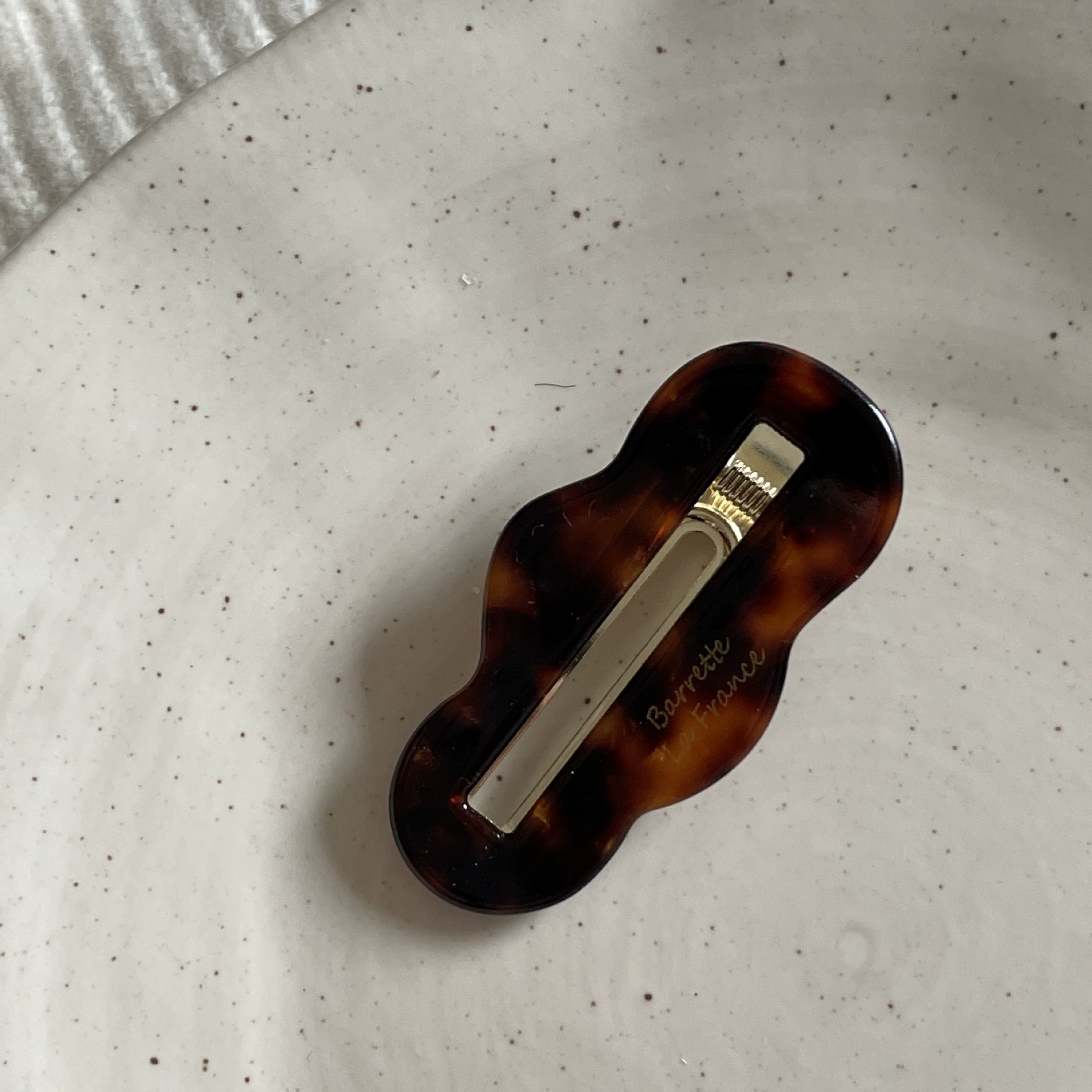 Wavy retro hairgrip, bangs