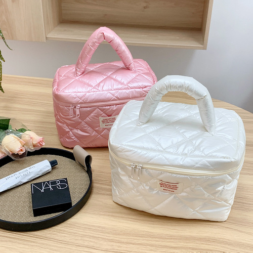 Korean-style niche handbag for holding makeup, skincare products, and toiletries with a youthful, high-fashion design. Portable and large capacity travel pouch for organizing cosmetics and personal care items.