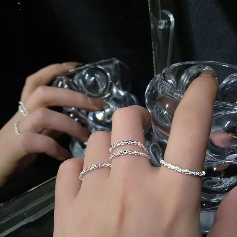 Qadın üçün gümüşü ulduz dizaynlı üzük, düz zolaqlı model