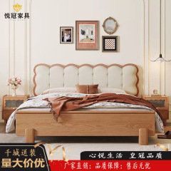 中古風白蝋木実木ベッド1.8メートルシングルダブルベッド主臥家庭用1.5メートルクリーム風波がベッドに寄りかかっている