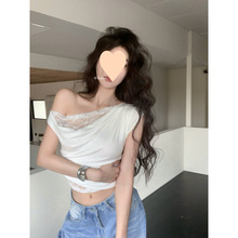 夏季新款甜辣设计感斜肩蕾丝拼接恤女美式短款褶皱收腰别致上衣