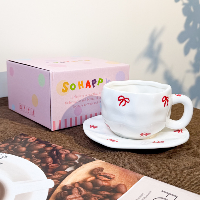 Hermoso conjunto de tazas de café y platos Regalos comerciales Irregulares tazas de desayuno transfronterizas de cerámica Pastoral pintada a mano esmaltada