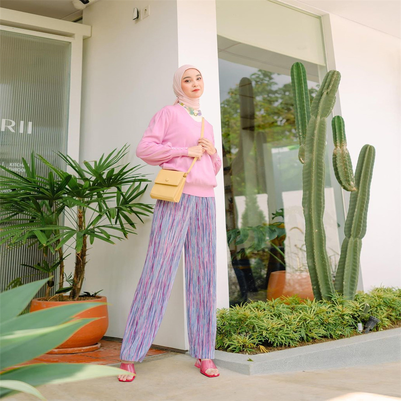 Déi nei locker, wäit Beenhosen fir Fraen sinn schlank a gefalteten, tie-dye malaesch-indonesesch Hosen._voghion.com