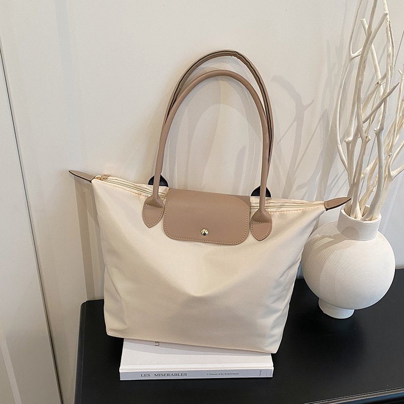 Bolso de hombro casual de gran capacidad para mujer 2025 nuevo bolso de nylon simple costura bolso portátil para axila