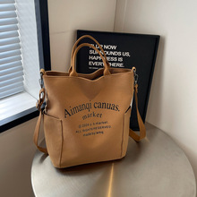 时尚印花字母大容量水桶包2024夏季新款个性休闲厚实斜跨单肩包包