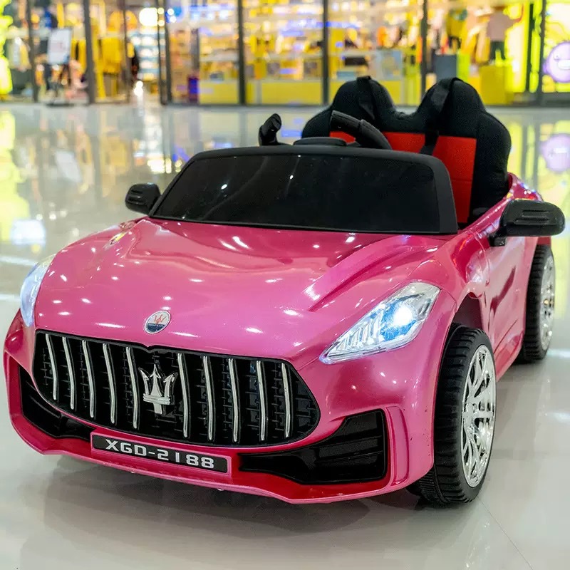 Fábrica directa coche eléctrico infantil de cuatro ruedas juguetes para niños se pueden sentar hombres y mujeres coche de control remoto carga swing
