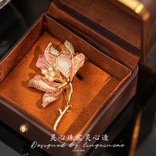 灵心珠宝高端首饰批发奢华气质珐琅彩木棉花胸针精致珍珠别针代发