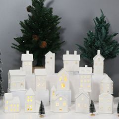 陶磁器の家の透かし彫りのクリスマスのデスクトップのled灯のろうそくの部屋の家庭の装飾品の北欧の風格品の置物