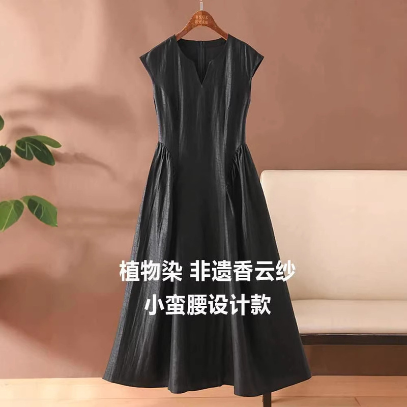 2026 Summer Elegant Slim Waist~Elegant and Youthful Turtle Pattern Xiangyun Silk V-Neck Dress Design Long Dress