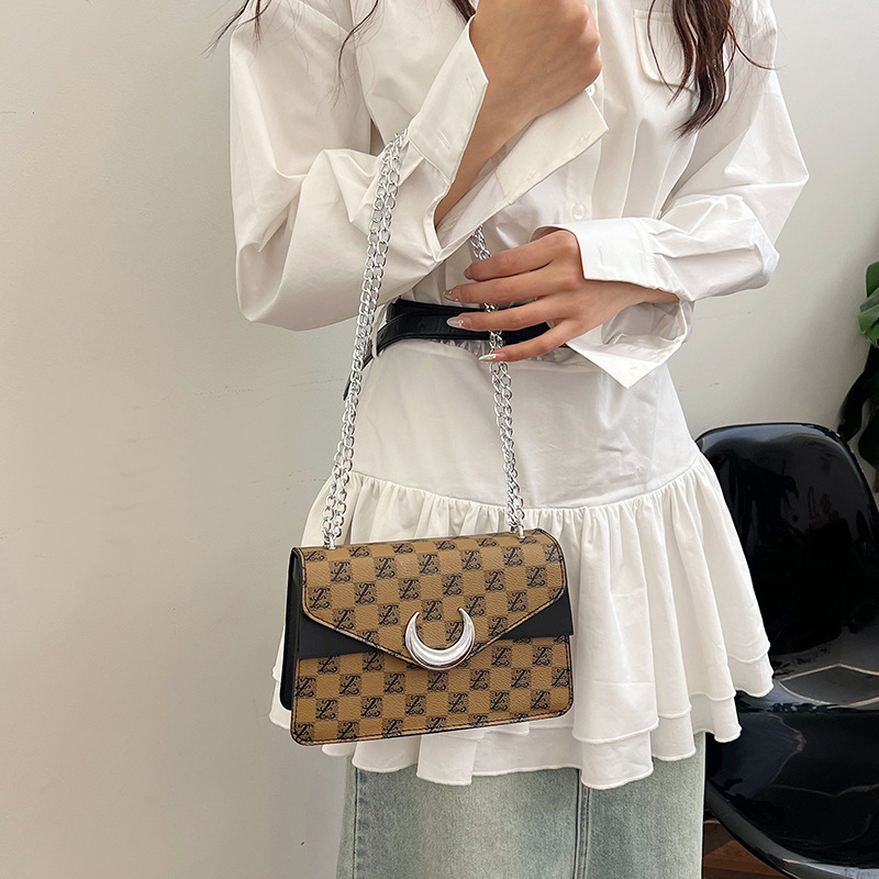 Korean version armpit small square 2024 new texture fashionable letter printed handbag personalized single shoulder_voghion.com