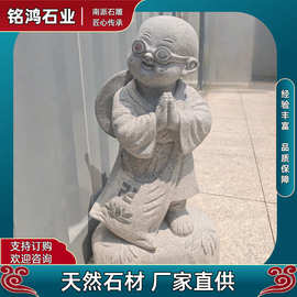 背布袋合十小沙弥雕像景区草地寺庙摆放和尚练功禅意百态摆件和尚