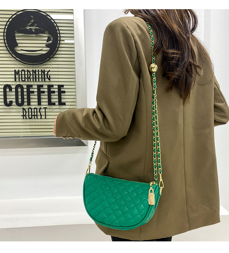 Korean Style Rhombus Plaid Braided Chain Small Messenger Bag 23*7*14cm display picture 3