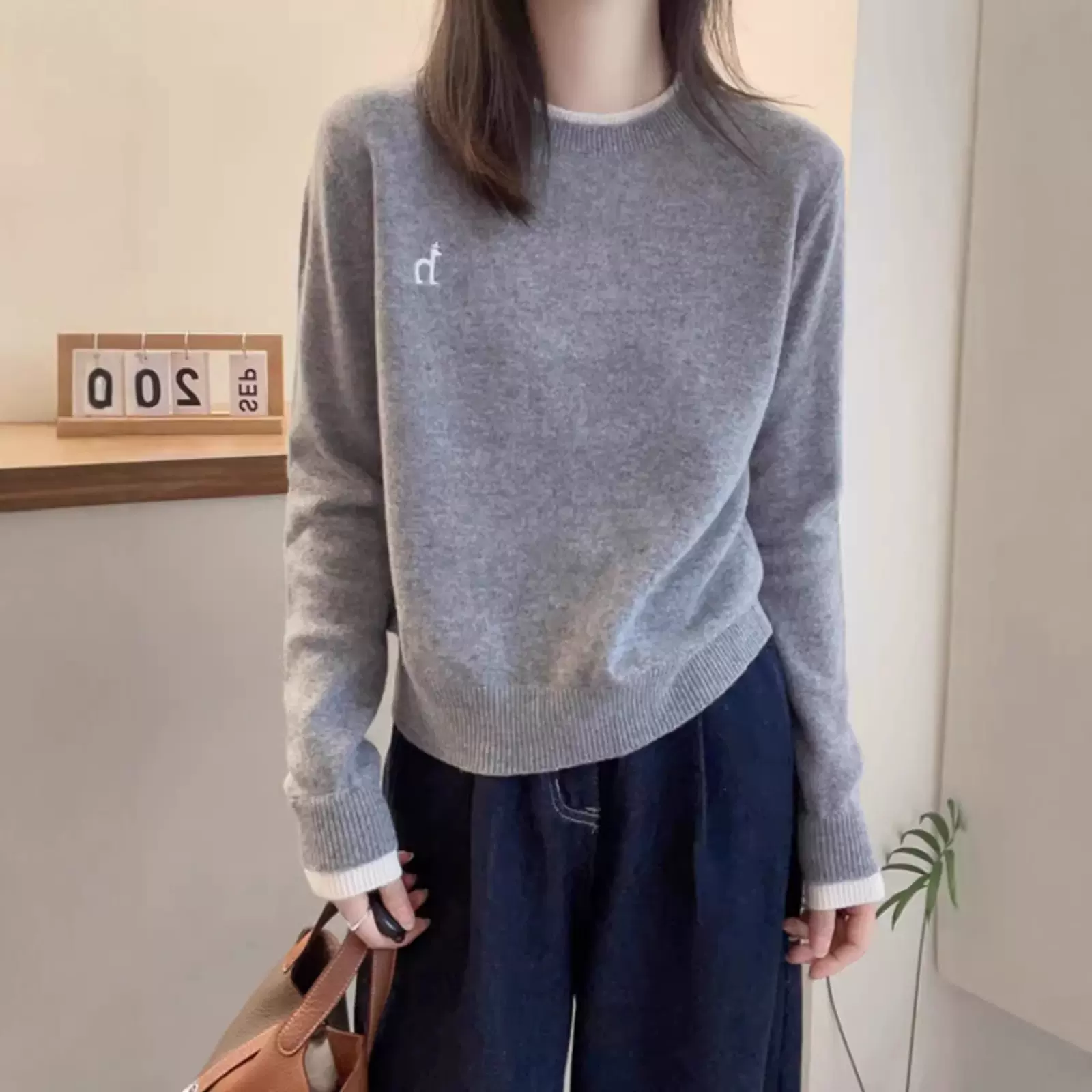 2025秋冬新款纯羊毛针织衫女士圆领撞色刺绣宽松休闲简约打底上衣