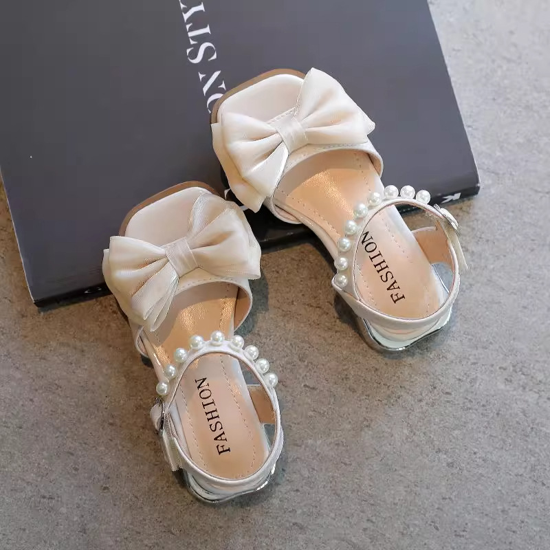 Sandalias para niñas 2025 verano nueva moda para niños pequeños tacones altos perla lazo niña estilo occidental zapatos de princesa image 4