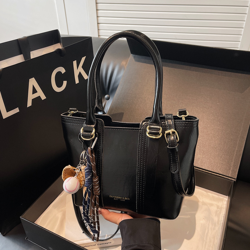 Bolso de mano para mujeres otoño-invierno 2025 nuevo paquete de cubo de textura de transporte universal bolso de hombro mochila casual