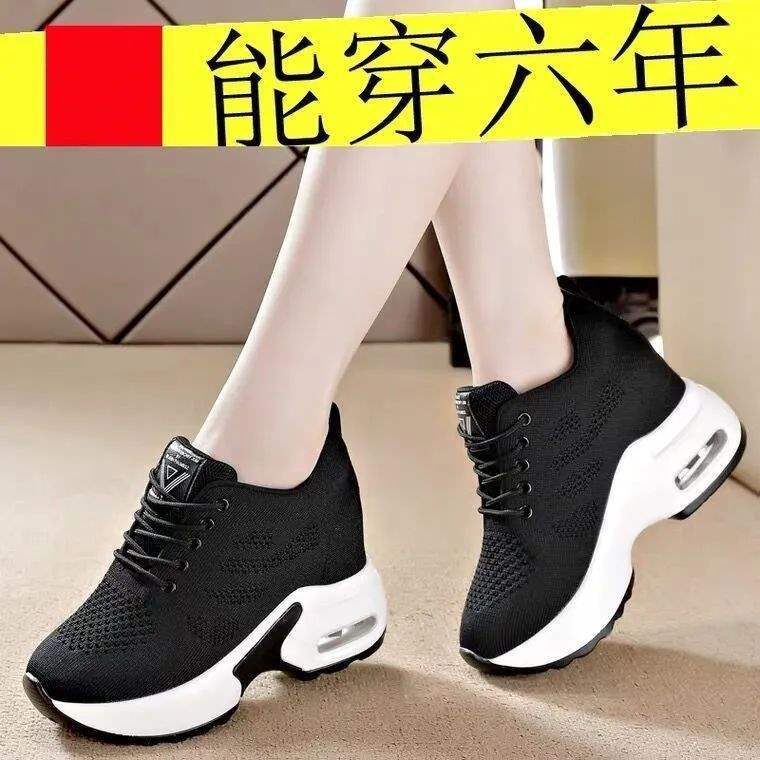Zapatos blancos de suela gruesa interior para mujer 2025 nuevo estilo coreano de malla voladora salvaje transpirable zapatos deportivos casuales para niños