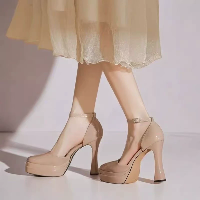 Европейские и американские подиумы с толстыми наконечными каблуками полые лакированные кожаные сандалии на высоких каблуках