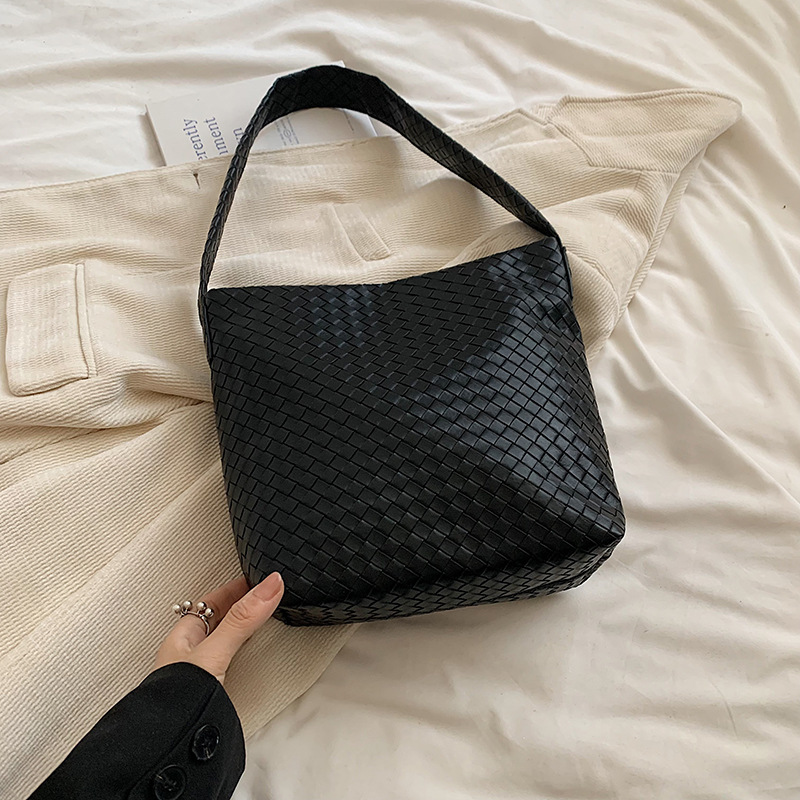 Bolsos de tejido de alta sensación para mujeres 2024 nueva moda coreana bolsas de hombro de viaje simple de gran capacidad