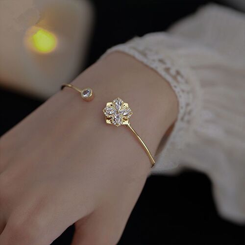 Rotating Diamond Clover Leaf Bracelet for Women - Unique Ins Design, High-End, Gentle, Friend-Friendly, Influencer Style, Rotatable Bracelet | Trendy