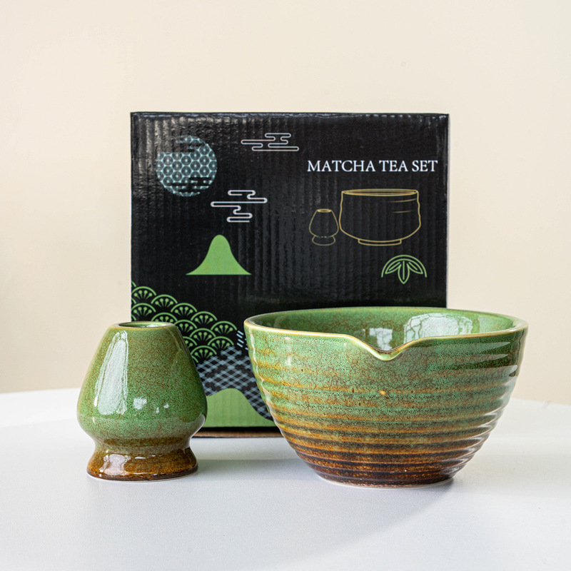 国境を越えて日本式の抹茶茶碗に案内口を持って釉薬茶を飲みます。|undefined