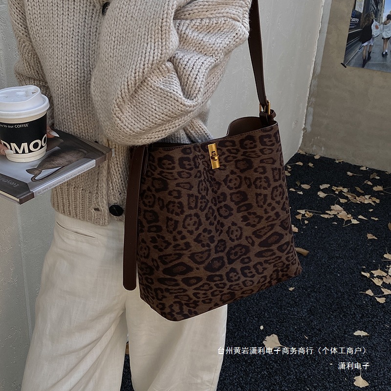 PARACVTOU/帕卡图新百搭腋下包朋克风斜跨托特包水桶包斜挎包女士