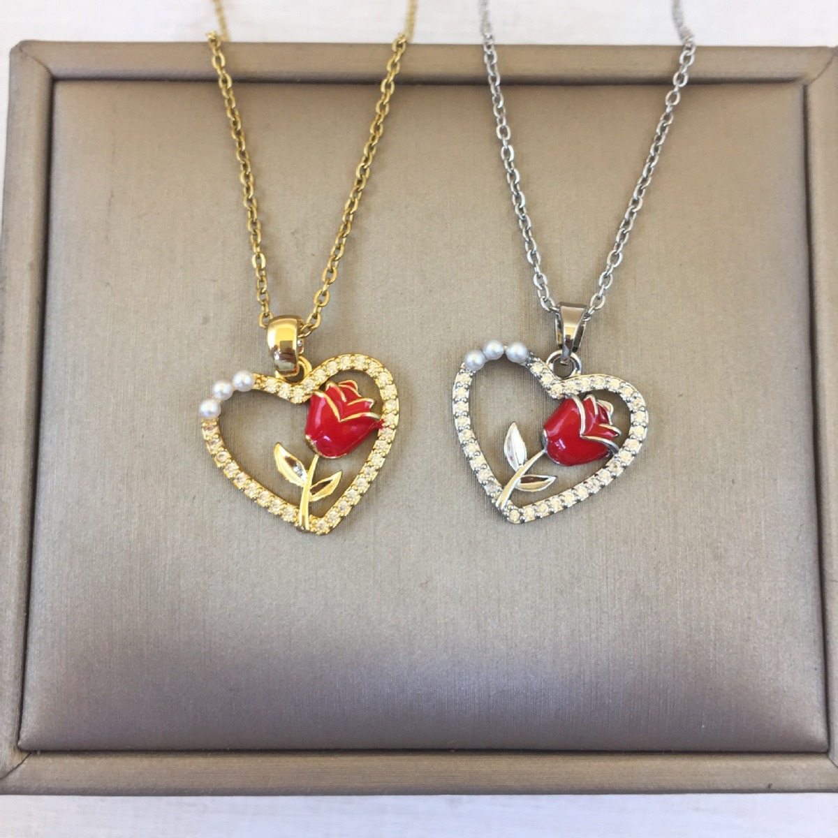 Fashionable sophisticated necklace heart-shaped