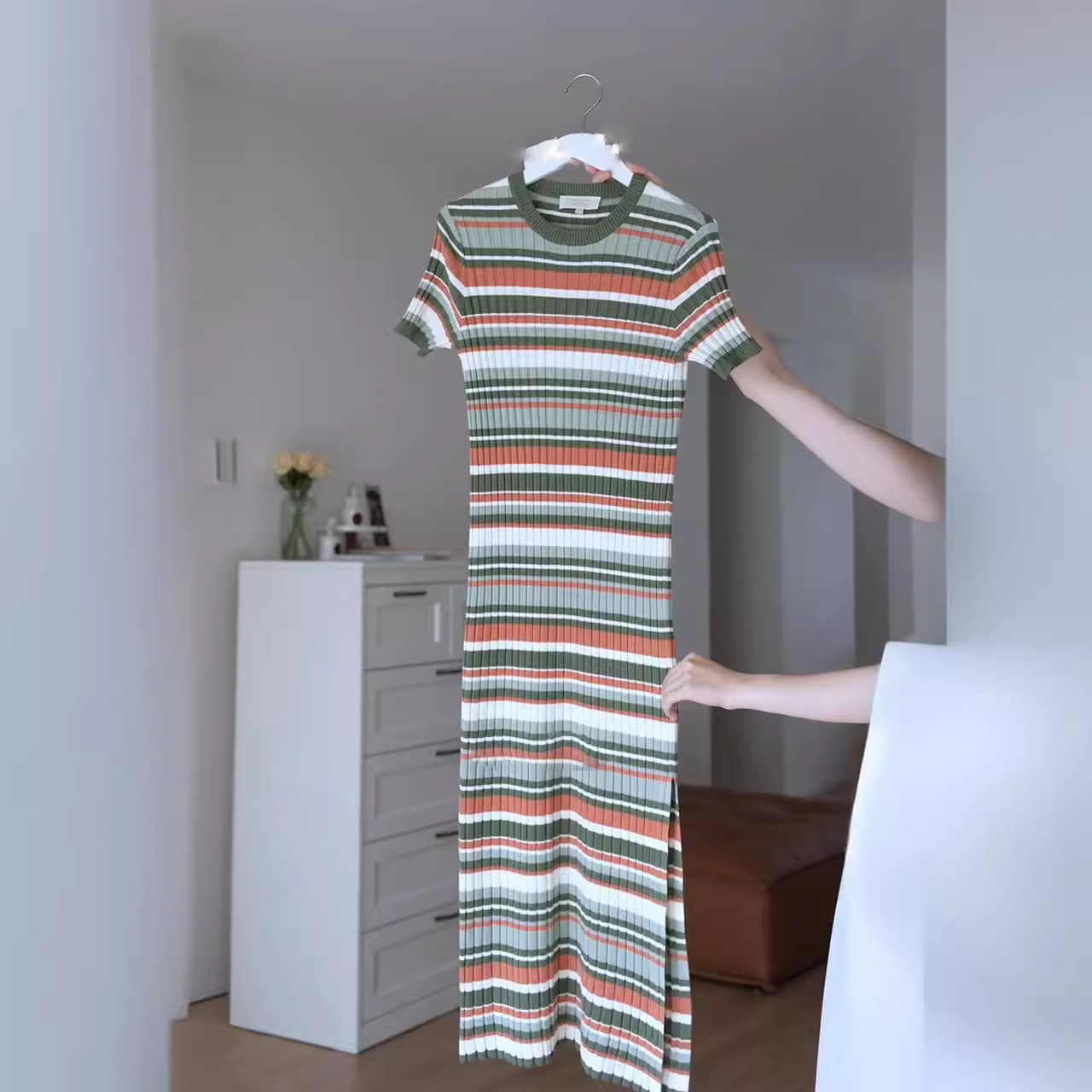 대조 줄무늬 니트 원피스 2024 새로운 여름 게으른 캐주얼 우아한 하이 엔드 슬림 핏 얇은 원피스