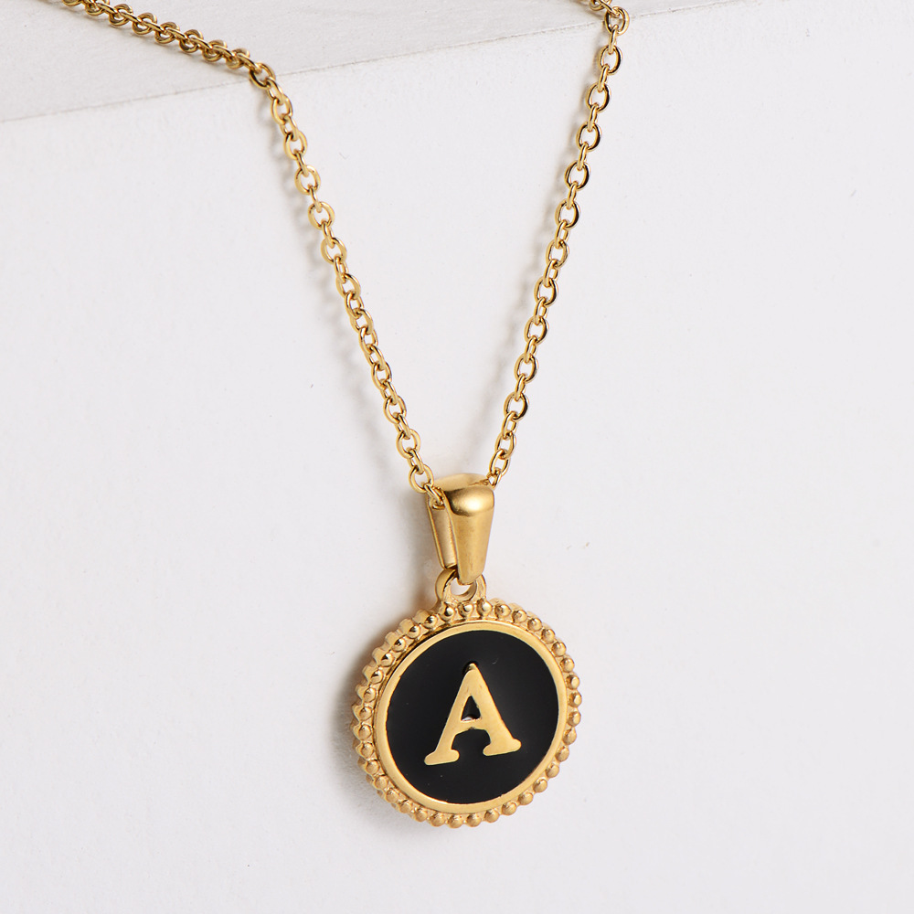 Accessoires De Mode Chaîne De La Clavicule En Acier Inoxydable Or 18 Carats Enduit D&#39;huile Rond Petit Pendentif 26 Lettres Collier display picture 6