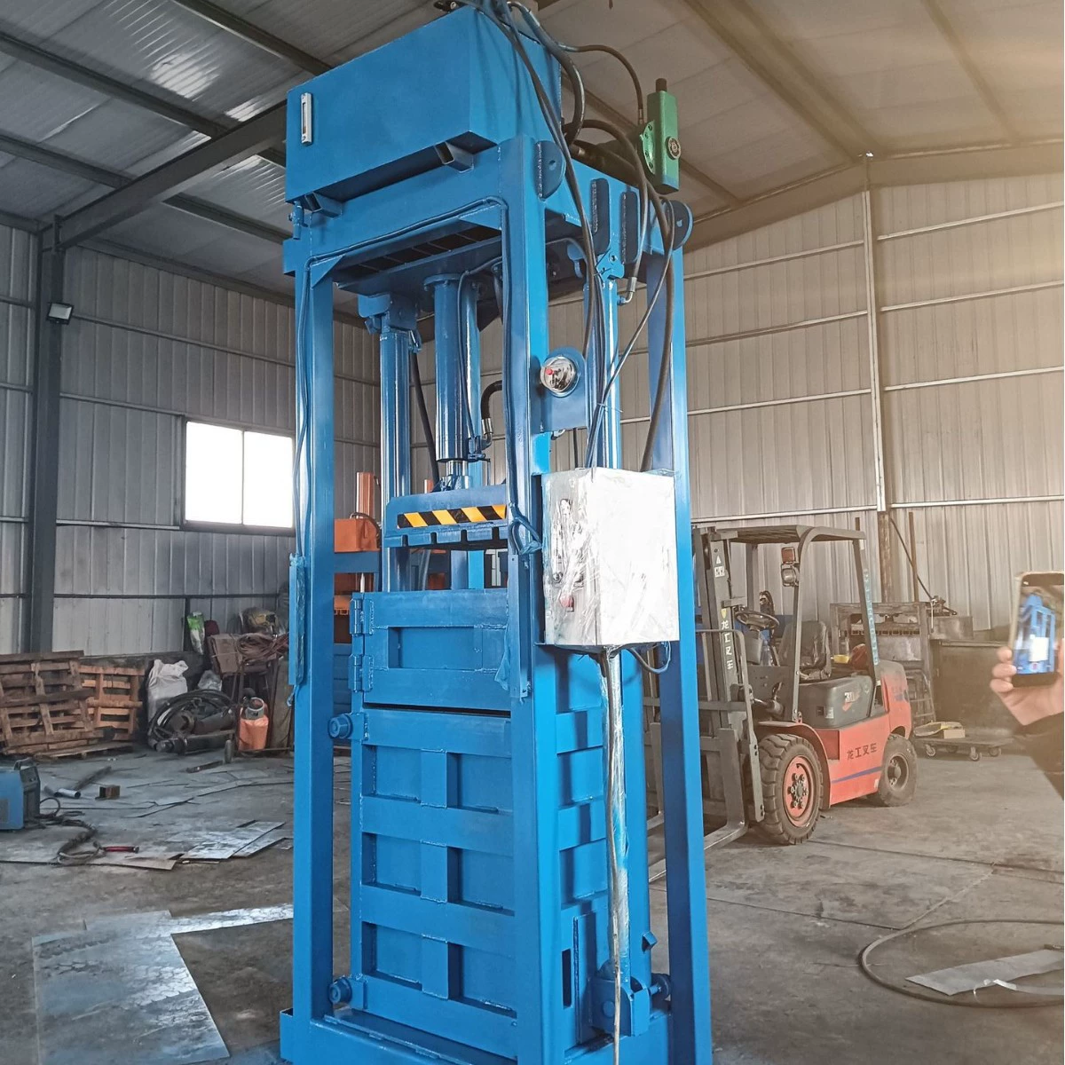 Забор одежды гидравлический пресс-подборщик