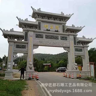 定制农村路口石牌坊 浮雕龙柱石门 公墓陵园牌楼质量保证免费安装
