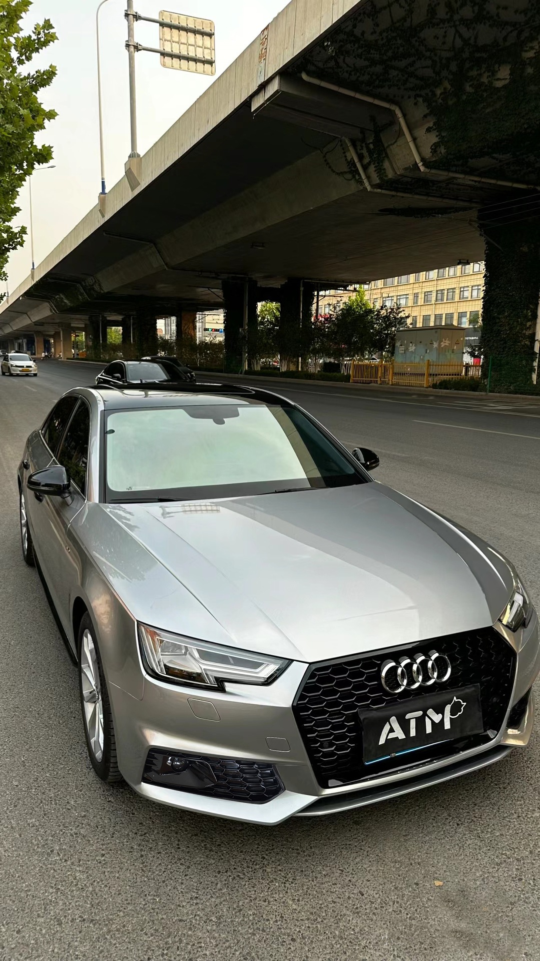 Applicable to 2017 2018 2019 Audi A4 front bumper fog lamp grille modified honeycomb bright black lampshade