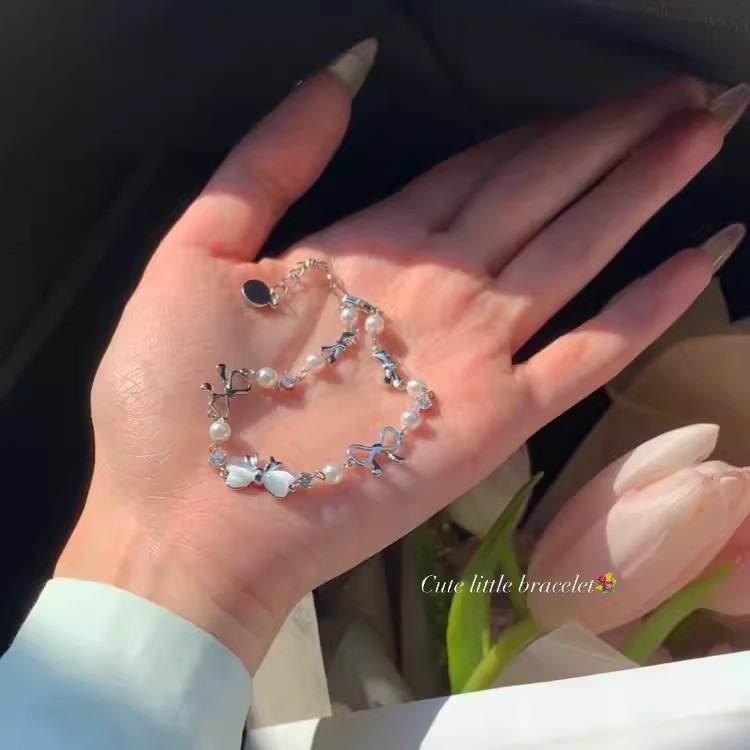 Braccialetti minimalisti e impilabili, leggeri e comodi. Ipoallergenici, delicati sulla pelle sensibile. Un modo discreto per impreziosire il tuo look quotidiano._voghion.com