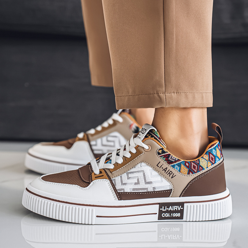 Comercio exterior transfronterizo zapatos de hombre verano 2025 nuevo estilo malla deportes ocio pequeñas zapatillas blancas estudiantes de secundaria zapatos de moda al por mayor