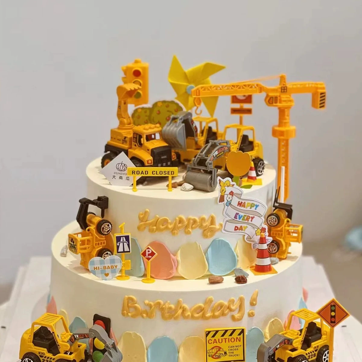 Decorations, dessert transport, toy car, archaeological excavations